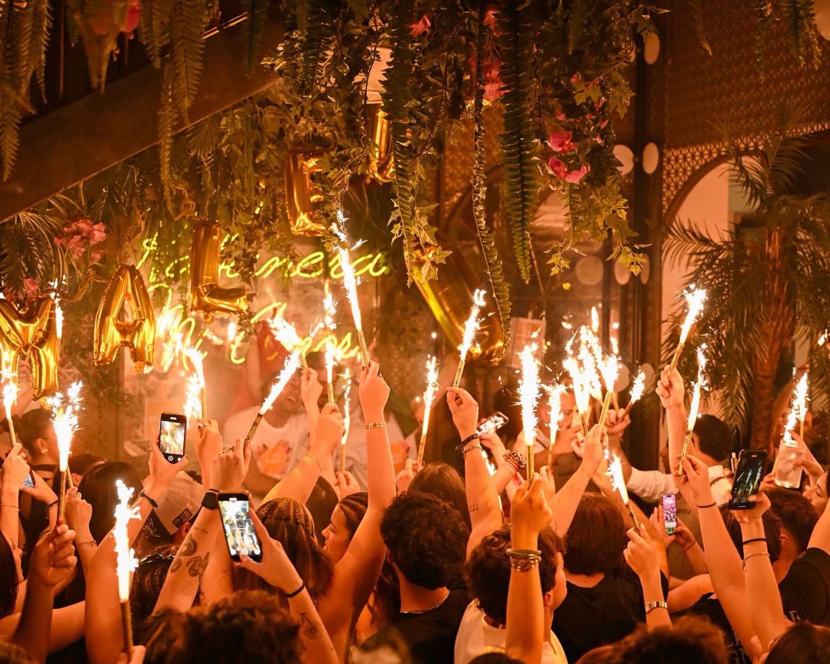 Festa italiana a Madrid — sparklers accesi in pista da Maledetta Primavera