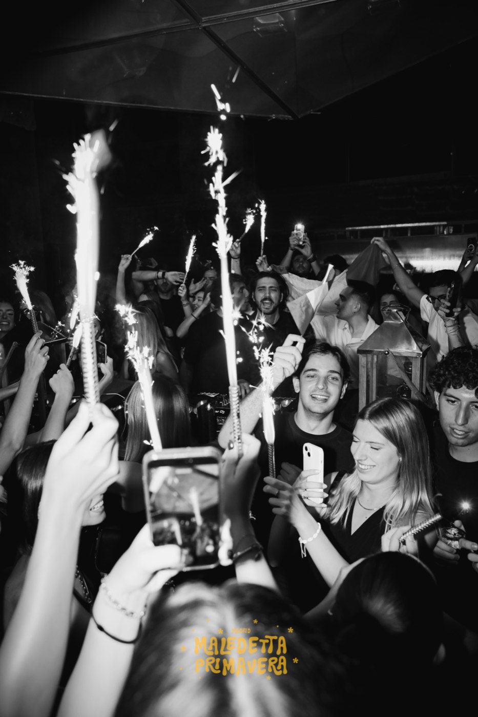 Evento italiano Madrid — abbracci a fine serata Maledetta Primavera